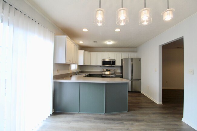 Foto del edificio - 3 story townhome with fenced in yard for rent in Taylor Springs
