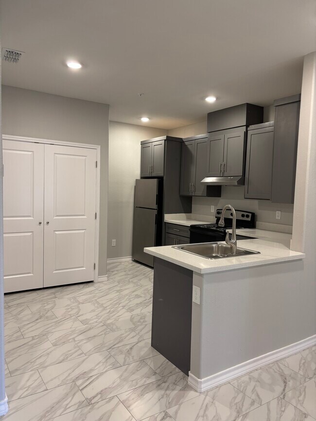 Foto del edificio - Angelix Apartments (BRAND NEW!)