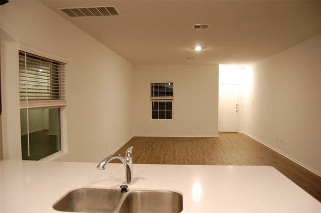 Foto del edificio - 3301 Dusted Daisey St