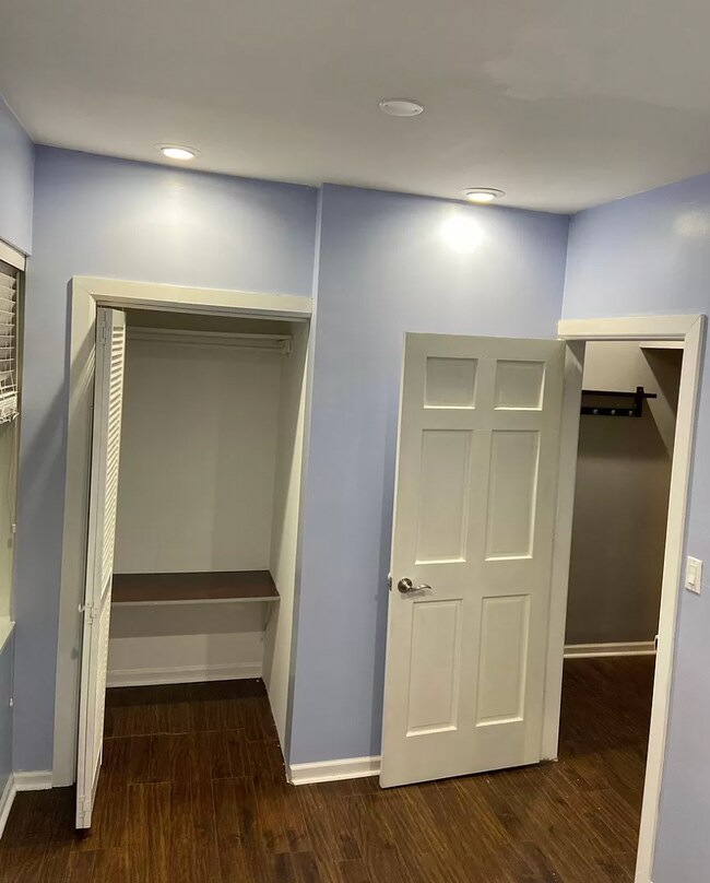 Building Photo - 825 N Hermitage Ave