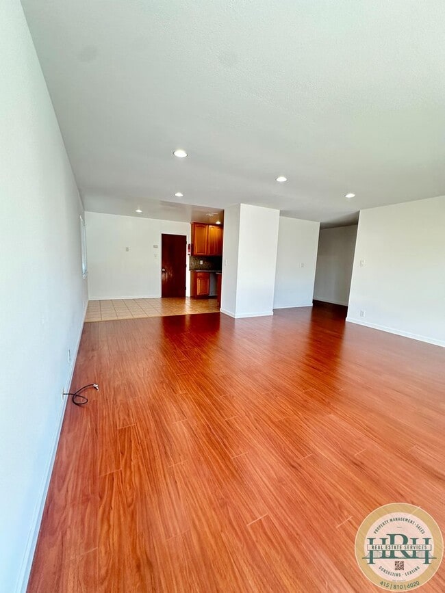 Building Photo - Spacious & Bright 3BR|2BA House in the Hea...