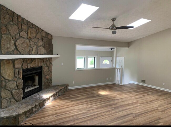 Building Photo - 211 Crabapple Ln