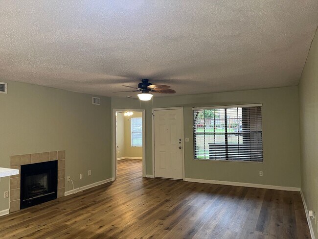 Building Photo - 355 Lakepointe Dr