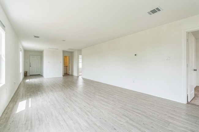 Building Photo - Newer Home in St. Hedwig with Full Applian...