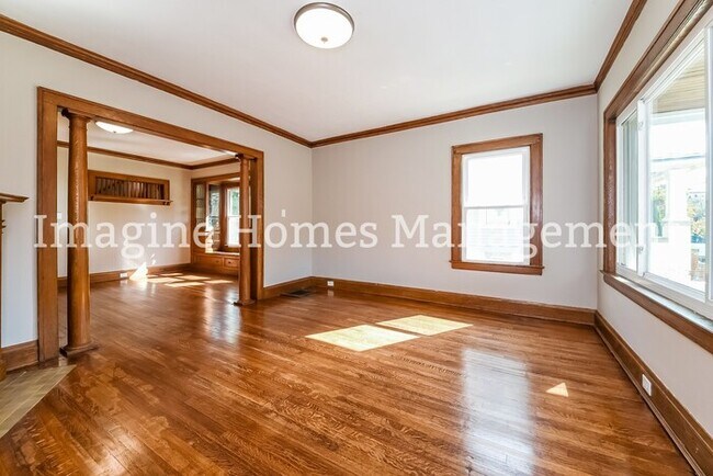 Building Photo - Remodeled Right Double in the Heart of Lak...