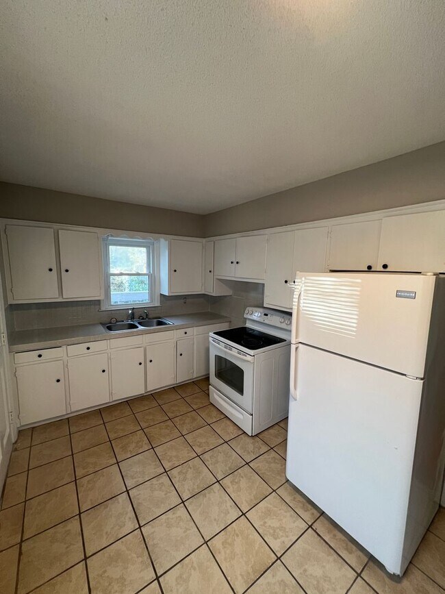 Foto del edificio - 3 Bedroom Single Family Home (LARGE BACK Y...