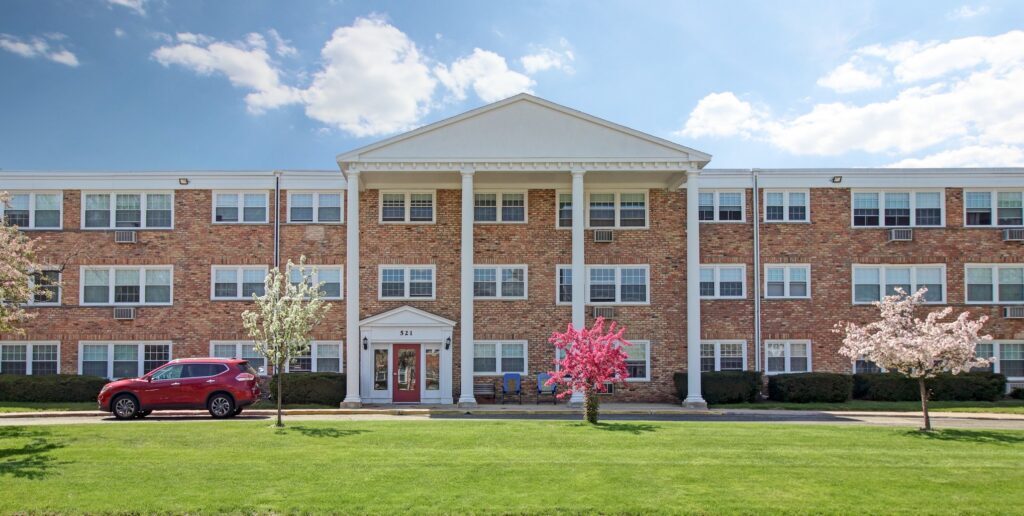 Foto principal - Cherokee Westlawn Apartments