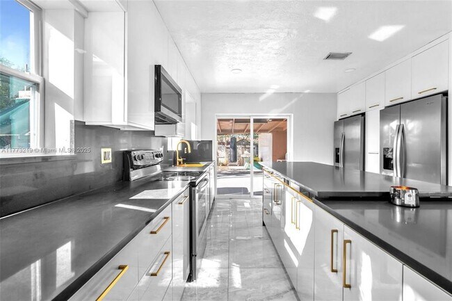 Foto del edificio - 7151 Taft St