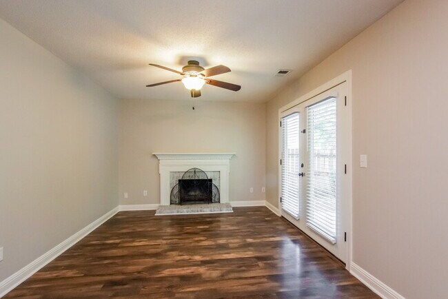 Foto del edificio - 3405 Mayhurst Dr