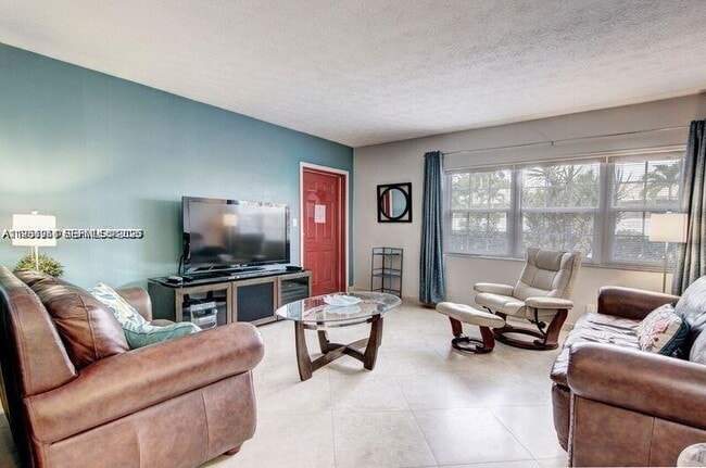 Building Photo - 221 SE 9th Ave