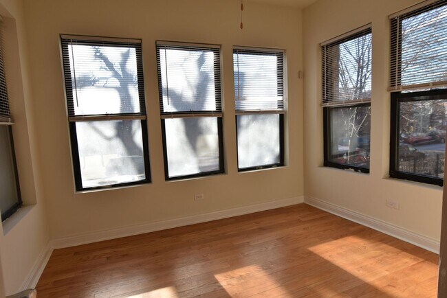 Building Photo - 712 W Grace St