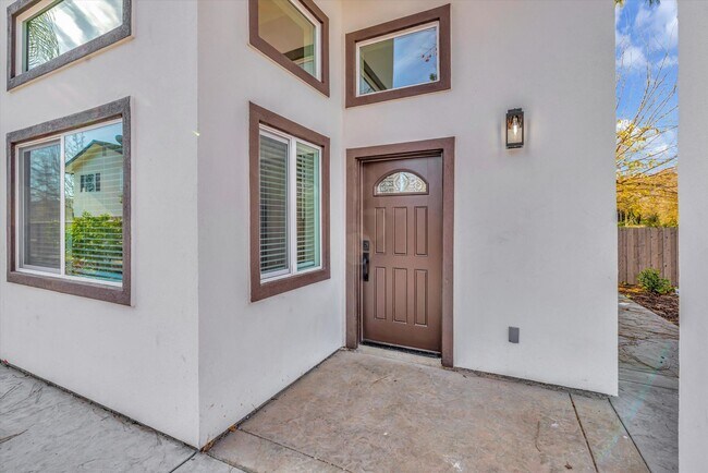 Foto del edificio - NEWER 2 BED, 1 BATH HOME WITH HUGE YARD AND ENCLOSED DRIVEWAY