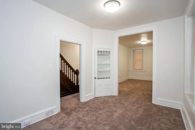 Building Photo - 5 Bedroms 1&1/2 Bathroom