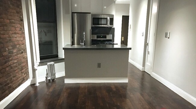 Building Photo - 246 Mott St