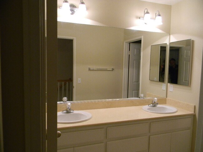 Building Photo - Nice Fontana 4 bed 3 bath house