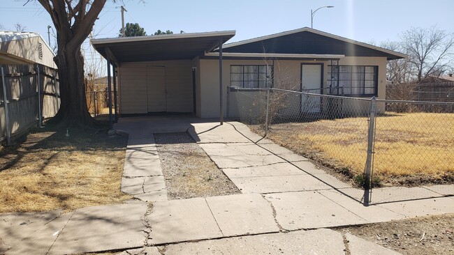 Building Photo - 900 Davidson Dr