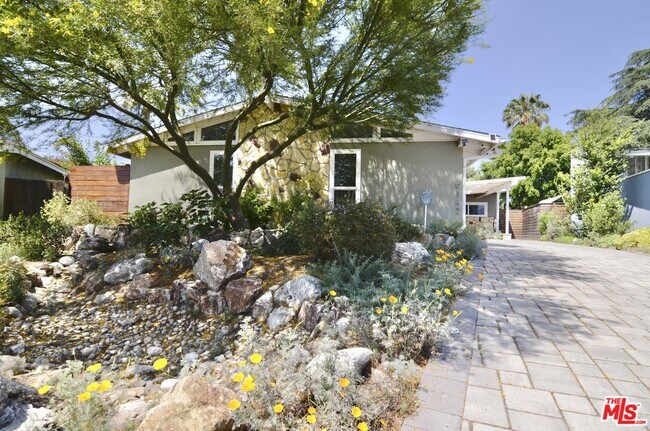 Building Photo - 9342 Debra Ave