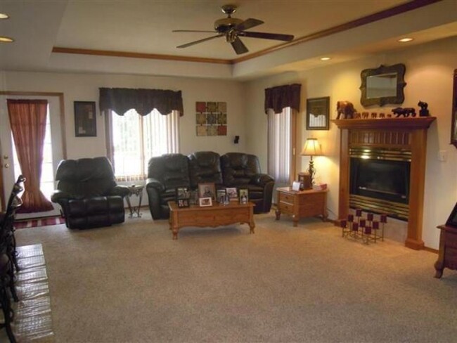 Building Photo - 2000+ sq ft, 3-4 bed, 2 bath, 2 car garage...