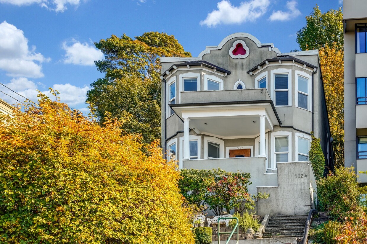 Primary Photo - 1124 Lakeview Blvd E