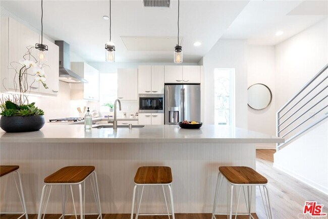 Foto del edificio - 4821 1/2 Craner Ave