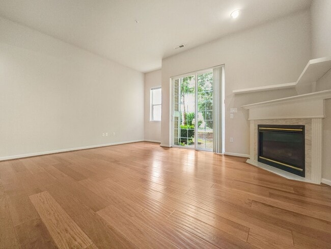Building Photo - Comfortable 3-Bed End Unit Townhome Near F...