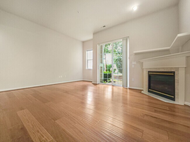 Foto del edificio - Comfortable 3-Bed End Unit Townhome Near F...