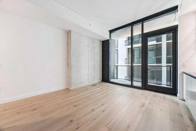 Building Photo - 610 Davis St