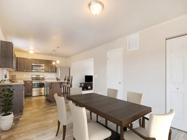 Foto del edificio - Large Colonial for Lease with Kalamazoo Pr...