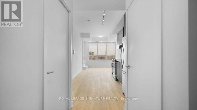 Building Photo - 405 Dundas St W