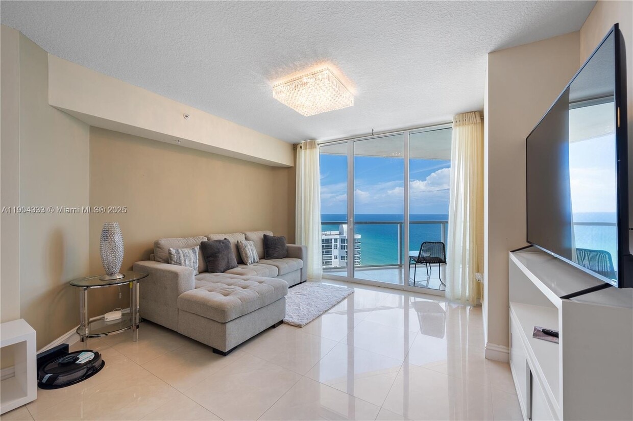 Foto principal - 16699 Collins Ave