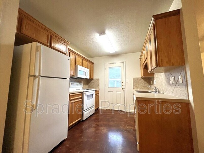 Building Photo - 5508B Luxor Dr