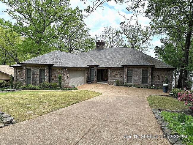 Building Photo - Lake Side Home Available in Lakeland