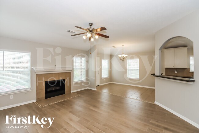 Foto del edificio - 2726 Lakecrest Way Dr