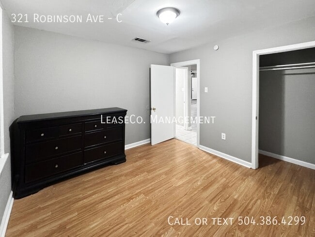 Foto del edificio - 321 Robinson Ave