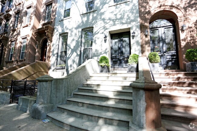 Building Photo - 376 Clinton St