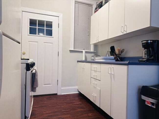 Building Photo - 1 bedroom in Chicago IL 60657