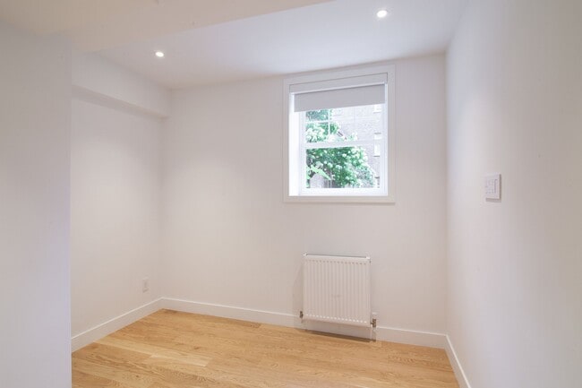 Photo du bâtiment - 4715 Chem. Queen Mary