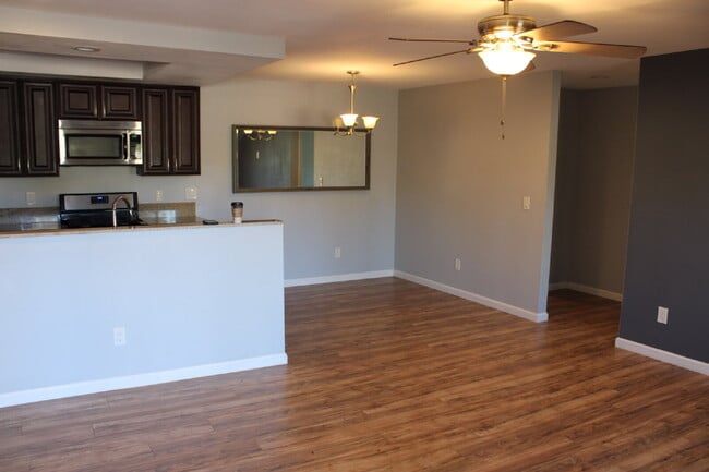 Building Photo - $2,900 - 2 Bed 2 Bath Condo in Oceanside Near Beach!
