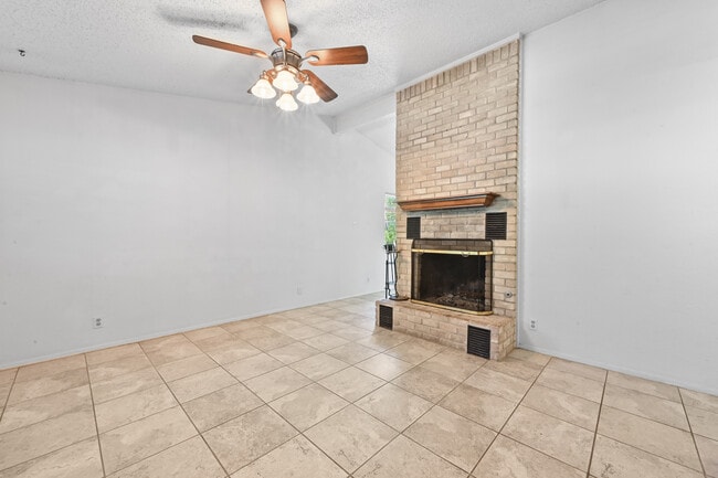 Foto del edificio - 6201 Hillston Dr