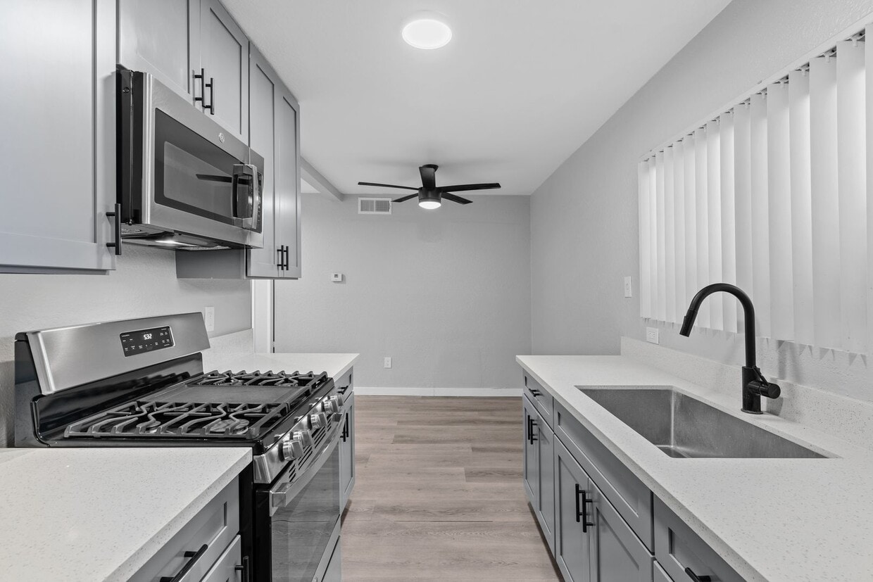 Foto principal - 8101 Larson Ave