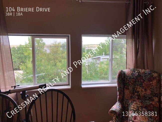 Photo du bâtiment - 3 Bedroom 1 Bathroom Full House in Regina Beach