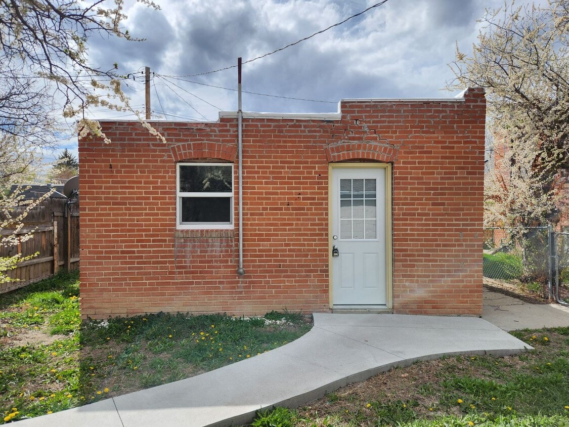 Primary Photo - Cute & Cozy 2 Bedroom House