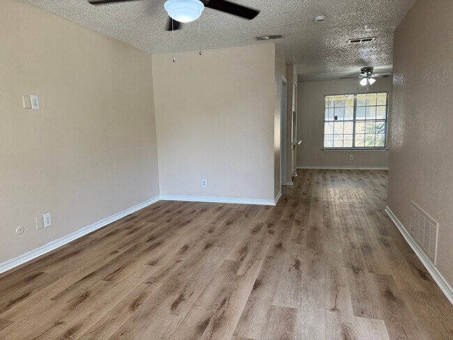 Foto del edificio - 1379 Sylvan Dr