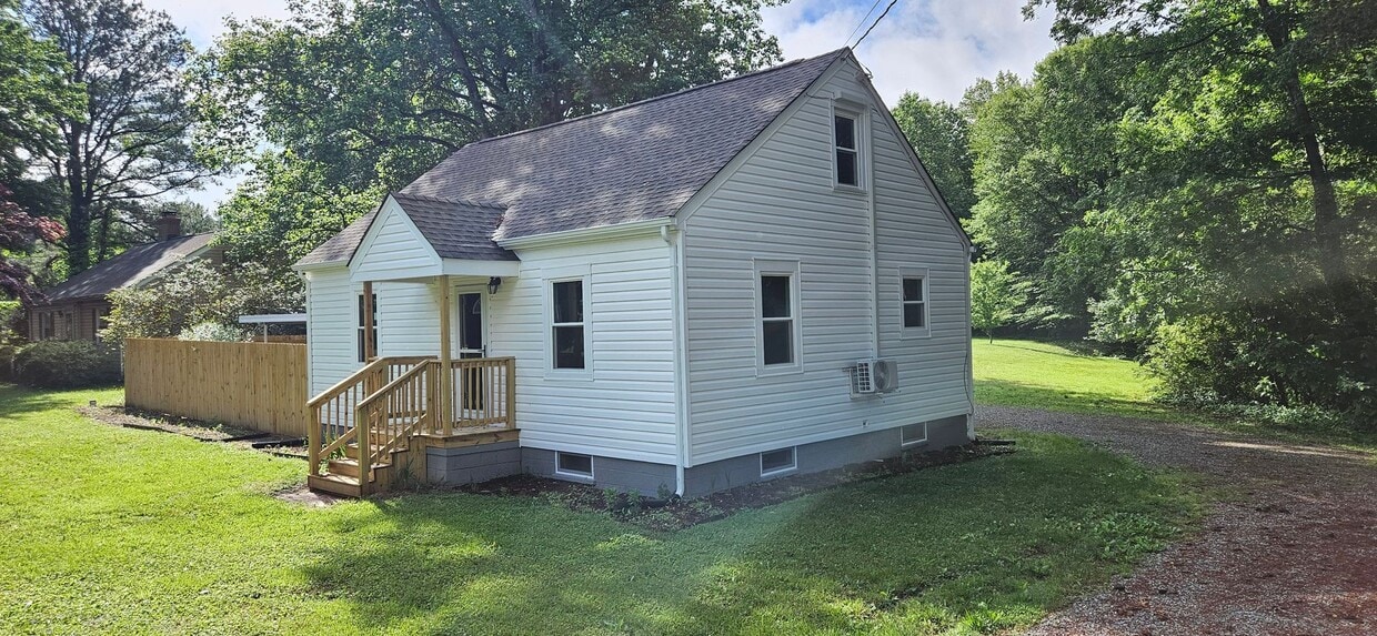 Primary Photo - Renovated 2 bedroom 1 bathroom cape in War...