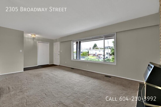 Photo du bâtiment - Spacious 4 Bedroom Full House with Large Yard