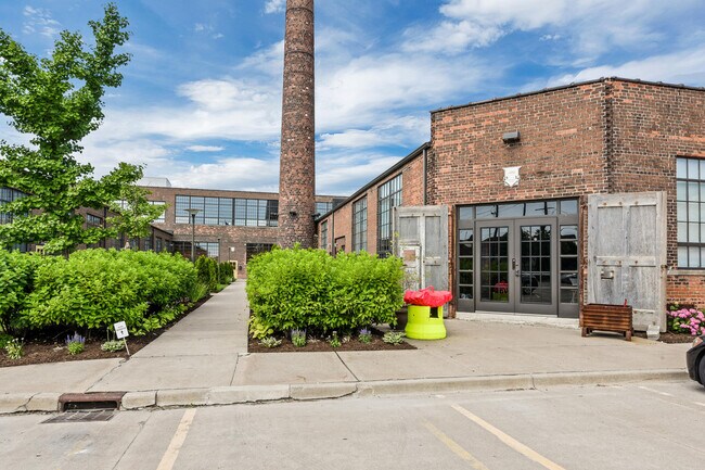 Foto del edificio - 3434 Russell St