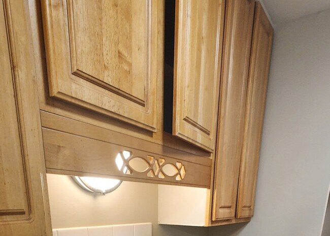 Building Photo - 655 Deepwoods Dr