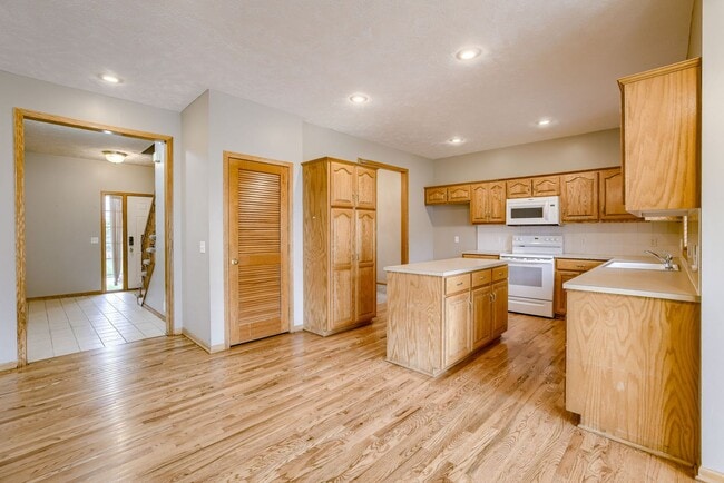 Building Photo - Great Location & Tons of Space!!