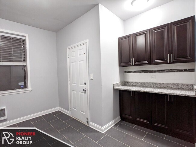 Building Photo - 3635 W Dickens