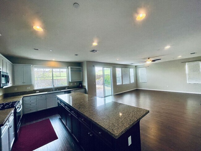 Building Photo - Charming 5 Bedroom 3 Bathroom Home with So...